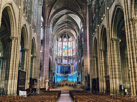  Basilique Saint-Denis! An Architectural Tapestry of French History and Divine Grandeur